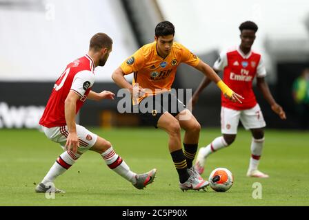 Arsenals Shkodran Mustafi (links) und Wolverhampton Wanderers' Raul Jimenez kämpfen während des Premier League-Spiels in Molineux, Wolverhampton, um den Ball. Stockfoto