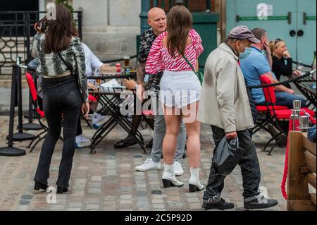 London, Großbritannien. Juli 2020. Soziale Distanzierung bleibt eine Herausforderung - breitere Wiedereröffnung von Bars und Restaurants als die nächste Stufe der Lockerung des Coronavirus (covid 19) Lockdown kommt. Kredit: Guy Bell/Alamy Live Nachrichten Stockfoto