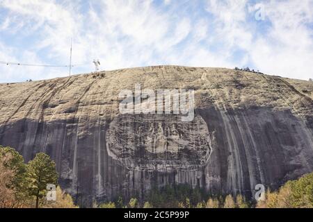 Stone Mountain mit Felsrelief in Stone Mountain Park, Georgia, USA. Die Confederate Memorial Carving ist die größte Basrelief-Skulptur weltweit. Stockfoto