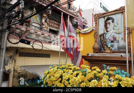 Bangkok, Thailand. Oktober 2019. Blumen sind vor einem Foto drapiert, das den König Maha Vajiralongkorn Bodindradebayavarangkun oder Rama X von Thailand zeigt. Quelle: Soeren Stache/dpa-Zentralbild/ZB/dpa/Alamy Live News Stockfoto