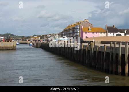 Blick auf den Eingang zum West Bay Hafen in Dorset, England, Großbritannien, vom westlichen Breakwater. Teil des South West Coast Path Stockfoto