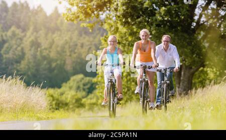 Familie mit Wochenende Fahrradtour im Freien Stockfoto
