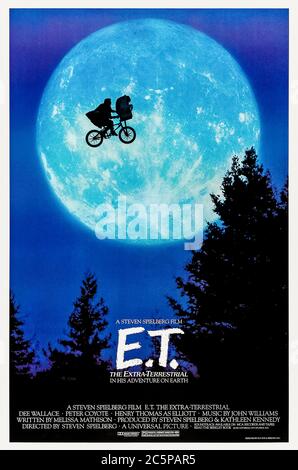 E.T. The Extra-Terrestrial (1982) Regie: Steven Spielberg mit Henry Thomas, Drew Barrymore, Peter Coyote und Robert MacNaughton. Ein Kind bildet eine besondere Verbindung mit einem auf der Erde maroonierten Außerirdischen. Stockfoto