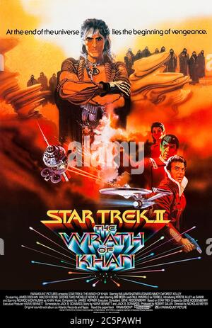 Star Trek II - der Zorn von Khan (1982) von Nicholas Meyer mit William Shatner, Leonard Nimoy, DeForest Kelley und Ricardo Montalban. Ein denkwürdiger Nachfolger, in dem Captain Kirk gegen Khan kämpft, einen genetisch veränderten Übermenschen, den Kirk in einer Episode der ursprünglichen Fernsehserie ins Exil geschickt hat. Foto: Vollständig restauriertes Original-Poster aus dem Jahr 1982 mit einem Blatt, das NUR ZUR REDAKTIONELLEN VERWENDUNG VON Bob Peak dient. Quelle: BFA / Paramount Pictures Stockfoto