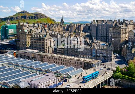 Blick von oben auf das Stadtzentrum von Edinburgh mit Arthur's Seat, Altstadtgebäuden und Glasdach der Waverley Bridge, Schottland, Großbritannien Stockfoto