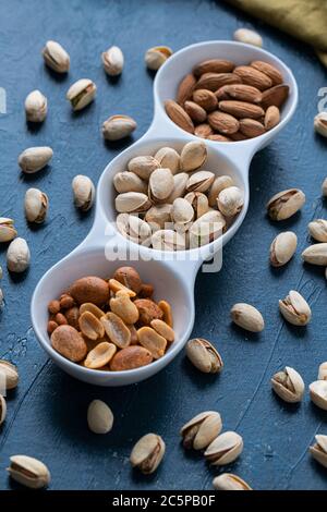 Geröstete Nüsse Und Gesalzene Pistazien In Weißer Keramikschale Stockfoto