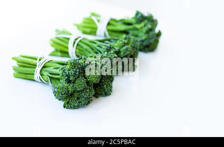 Frischer Broccolini isoliert auf weißem Hintergrund mit Kopierraum Stockfoto