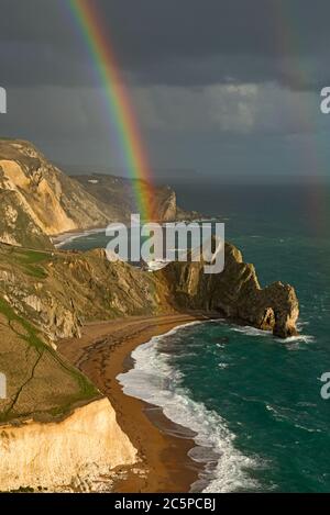 Ein doppelter Regenbogen über Durdle Door in Dorset an der Jurassic Coast. Teil der Dorset AONB und liegt auf der Route des South West Coast Path. Stockfoto