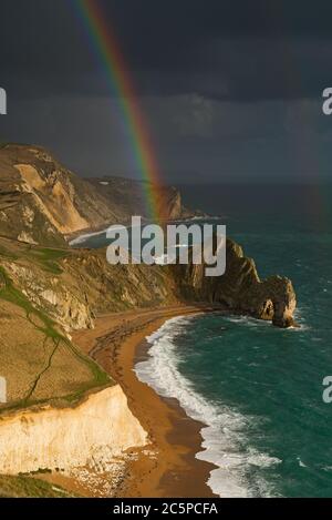 Ein doppelter Regenbogen über Durdle Door in Dorset an der Jurassic Coast. Teil der Dorset AONB und liegt auf der Route des South West Coast Path. Stockfoto