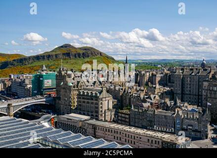 Blick von oben auf das Stadtzentrum von Edinburgh mit Salisbury Crags, Arthur's Seat und der Altstadt, Schottland, Großbritannien Stockfoto
