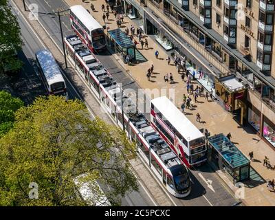 Blick von oben auf Straßenbahn und Busse auf der Princes Street, Edinburgh Stadtzentrum, Schottland, Großbritannien Stockfoto