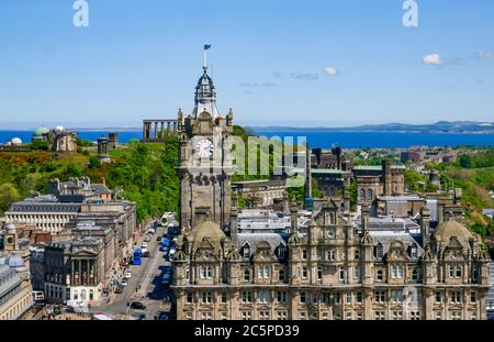 Blick von oben auf Calton Hill & Balmoral Hotel Uhrenturm, Edinburgh Stadtzentrum, Schottland, Großbritannien Stockfoto