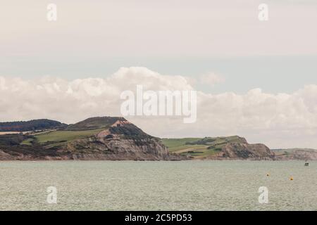 Der Blick auf Golden Cap von Lyme Regis in Dorset. Stockfoto