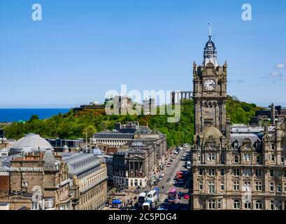 Blick von oben auf Calton Hill & Balmoral Hotel Uhrenturm, Edinburgh Stadtzentrum, Schottland, Großbritannien Stockfoto