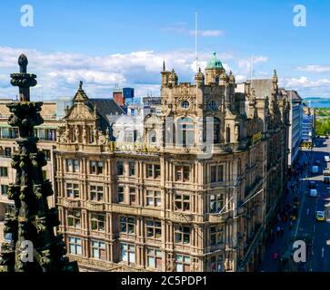 Verzierte viktorianische gotische Gebäude des Jeners Kaufhauses & abgenutzte Stein geschnitzte Spitze des Scott Monument, Edinburgh, Schottland, UK von oben Stockfoto