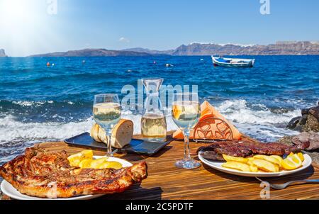 Mittagessen für zwei am Strand, vor dem Hintergrund des Meeres und der Wellen
