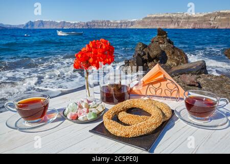 Picknick am Strand mit Tee und frischem Gebäck Stockfoto