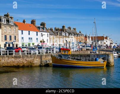 Fischerboot im malerischen Dorf Anstruther Dorf im Hafen, Fife, Schottland, Großbritannien Stockfoto