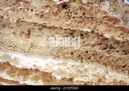 Oberfläche sandiger Felsen. Felsigen Ufer des Kaspischen Meeres. Stockfoto