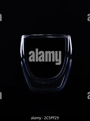Espressotassen aus doppeltem Glas auf schwarzem Hintergrund Stockfoto