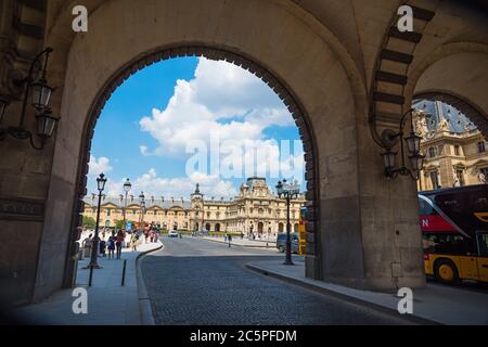 Paris, Frankreich - 06. Juli 2018: Bögen im weltberühmten Louvre Stockfoto