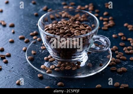 Lochung Kaffeebohnen in einer Tasse Stockfoto