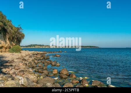 Die Kreidefelsen bei Klein Zicker auf der ostseeinsel Rügen mit dem Dorf Thiessow im Hintergrund Stockfoto