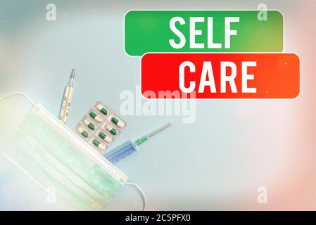 Textschild mit der Anzeige „Self Care“. Business Foto zeigt die Praxis der Maßnahmen zu ergreifen, um zu erhalten oder zu verbessern s ist Gesundheit primäre medizinische Vorsorge Stockfoto