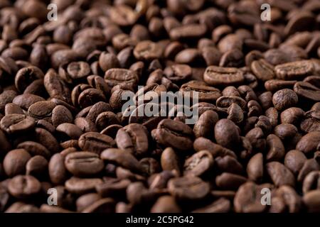 Kaffeebohnen röstern bis mittel Stockfoto