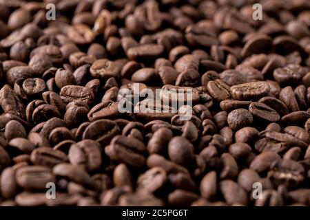 Kaffeebohnen röstern bis mittel Stockfoto