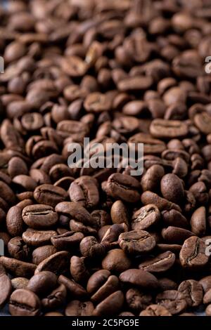 Kaffeebohnen röstern bis mittel Stockfoto