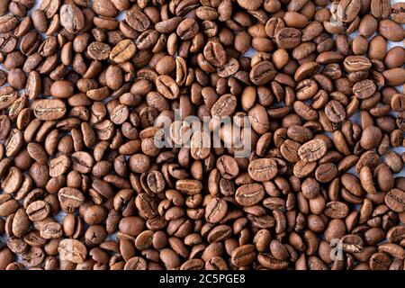 Kaffeebohnen röstern bis mittel Stockfoto