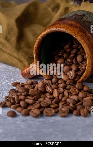 Lochung Kaffeebohnen in einer Keramikschale Stockfoto