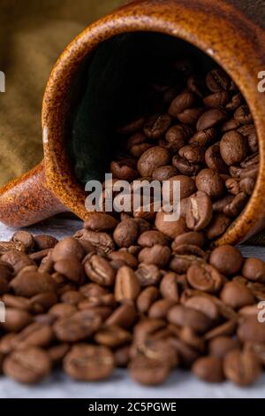 Lochung Kaffeebohnen in einer Keramikschale Stockfoto