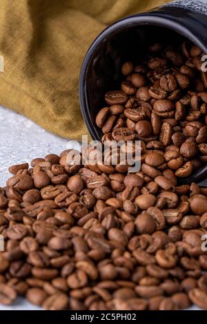 Lochung Kaffeebohnen in einer Keramikschale Stockfoto