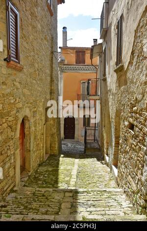 Eine schmale Straße in Santa Maria del Molise, Italien. Stockfoto