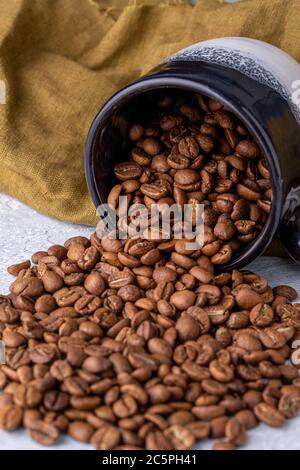 Lochung Kaffeebohnen in einer Keramikschale Stockfoto