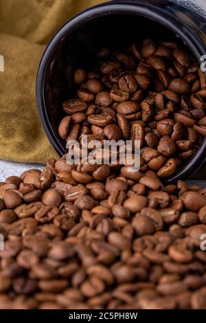 Lochung Kaffeebohnen in einer Keramikschale Stockfoto