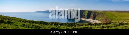Panoramablick von Duncansby Head mit Blick auf hohe Felsklippen und Meeresstacks, Stacks of Duncansby, Caithness, Scottish Highlands, Schottland, Großbritannien Stockfoto