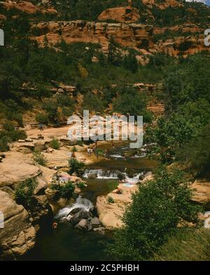 Oak Creek Canyon AZ / JULI Mitte Juli ist der Slide Rock State Park am Mittag voller Menschen. Stockfoto