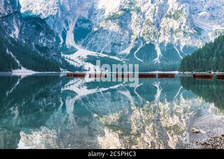 Atemberaubender See Prags am Morgen mit leichtem Nebel über dem Wasser und leeren Holzbooten, die friedlich auf Touristen warten Stockfoto