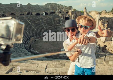 Mutter mit Sohn machen ein Urlaubsfoto auf der Seite Amphitheater Blick. Reisen mit Kindern Konzept Bild. Stockfoto