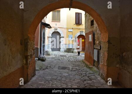 Eine schmale Straße in Santa Maria del Molise, Italien. Stockfoto