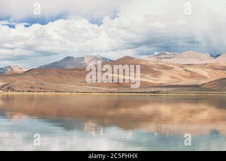 Himalaya-Berge spiegelte sich in Tso Moriri Berg See Wasseroberfläche in der Nähe von Karzok oder Korzok Dorf in der Leh Bezirk Ladakh, Indien. Stockfoto