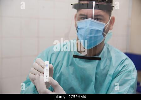 DUQUE DE CAXIAS,(BRASILIEN),MAI,22,2020:Test auf Covid-19, Coronavirus in rio de janeiro in brasilien im Moacyr do Carmos Krankenhaus in Duque de Caxias Stockfoto