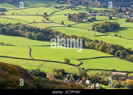 Herbstblick vom Bossington Hill aus mit Blick auf die Landschaft zwischen Porlock und West Luccombe im Exmoor National Park in Somerset Stockfoto