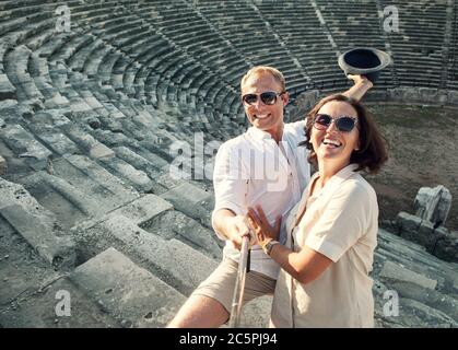 Paar machen Sommerurlaub Foto mit Selfie-Stick in der alten Theater Arena Side Antik Tiyatro, Türkei. Stockfoto