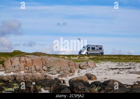 Fiat Campervan am Strand, Campingplatz Fidden, Isle of Mull, Inner Hebrides, Schottland, Großbritannien Stockfoto