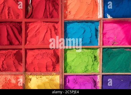 Color Powder Stände voller Farben für Holi bereit für die beliebte alte hinduistische Festival-Feier, Kathmandu, Nepal. Stockfoto