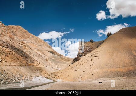 Malerische Berglandschaft auf der endlosen Leh - Manali Straße. Blauer Himmel mit weißen Wolken und Wüste leblosen felsigen Bergen. Entfernter Reise destin Stockfoto
